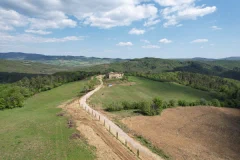 Il podere e la strada di accesso