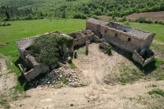 La corte interna e le murature in pietra