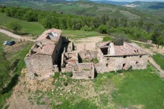 Il rudere e il paesaggio circostante